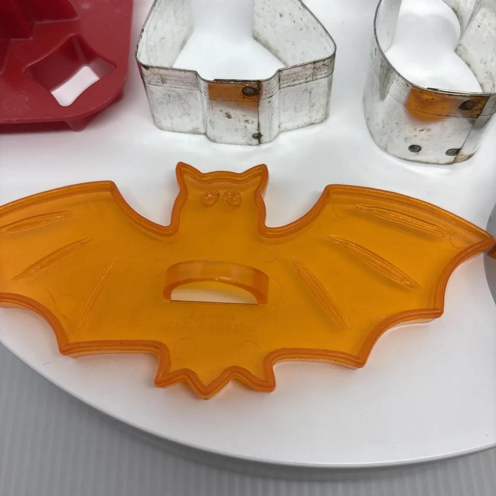 Mixed Lot of 9 Cookie Cutters 5 Metal‎ 4 Plastic Holiday Bat Angel Sleigh Bell